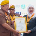 Gubernur Khofifah Terima Anugerah Bintang LVRI pada Hari Veteran Nasional Jatim 2026