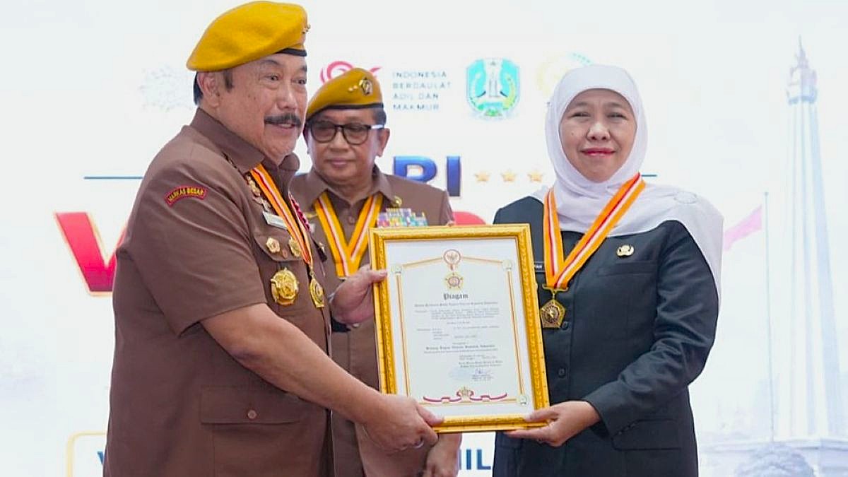 Gubernur Khofifah Terima Anugerah Bintang LVRI pada Hari Veteran Nasional Jatim 2026