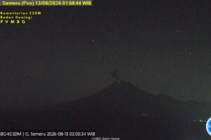 Gunung Semeru Erupsi Tiga Kali, Kolom Abu Capai 900 Meter di Atas Puncak