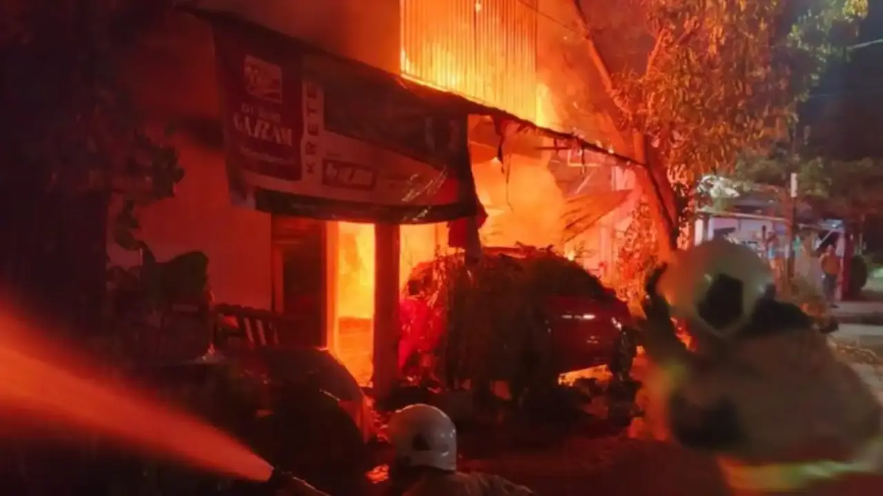 Kebakaran Dini Hari di Jalan Waringin Surabaya, 14 Unit Damkar Dikerahkan