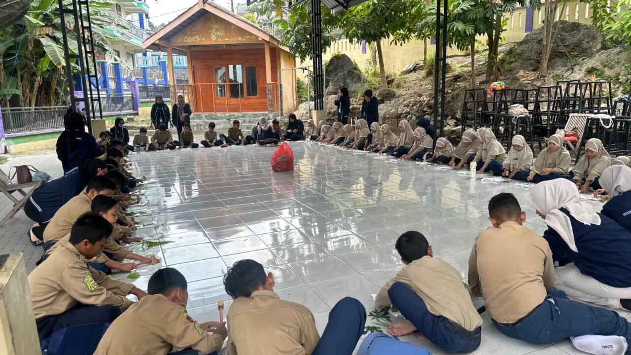 Kenalkan Seni Ecoprint, Mahasiswa KKN Umla Latih Kreativitas Siswa di Sendangagung