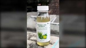 KKN Kelompok 10 Umla Kenalkan Sabun Cuci Piring dari Daun Pandan dan Jeruk Nipis