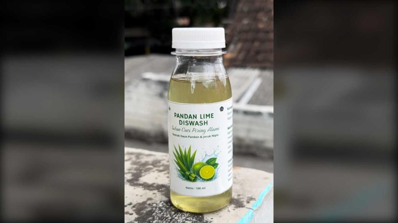 KKN Kelompok 10 Umla Kenalkan Sabun Cuci Piring dari Daun Pandan dan Jeruk Nipis