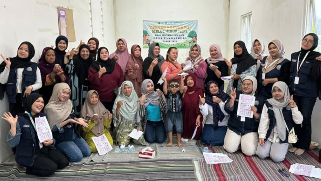 KKN MAS Kelompok 69 Ajak Ibu PKK Kajar Olah Minyak Jelantah Jadi Lilin Aromaterapi Sereh