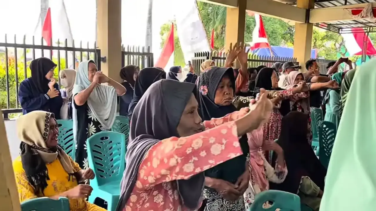 Lansia Desa Lohgung Ikuti Penyuluhan Hipertensi dan Senam Prolanis Bersama KKN UMLA