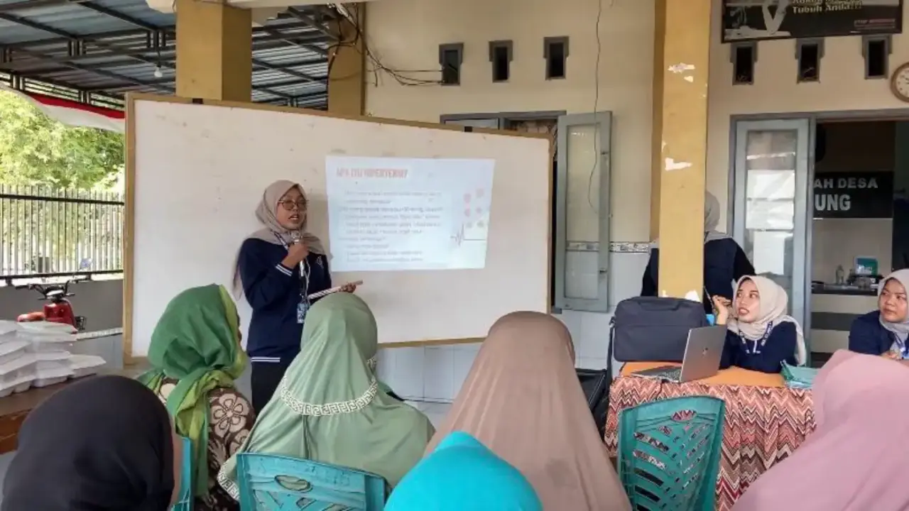 Lansia Desa Lohgung Ikuti Penyuluhan Hipertensi dan Senam Prolanis Bersama KKN UMLA