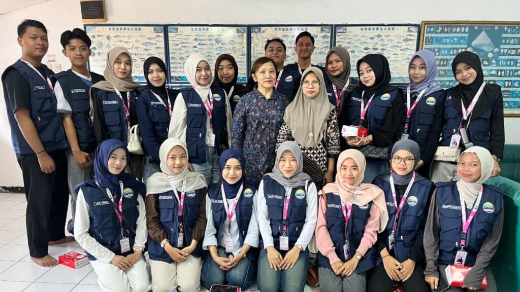 Mahasiswa KKN Kelompok 14 Umla Dalami Proses Pengolahan Ikan dalam Kunjungan Edukatif ke PT HATNI