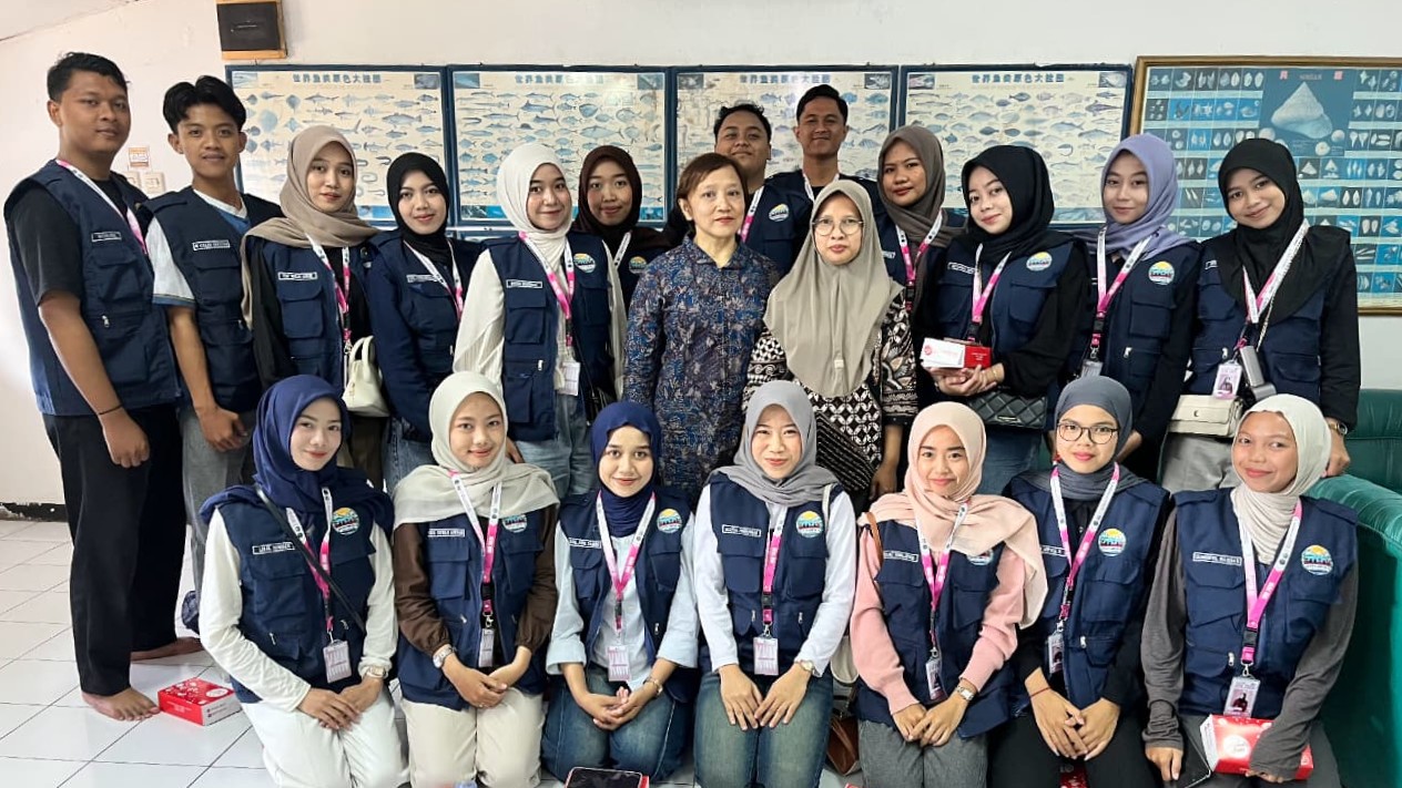 Mahasiswa KKN Kelompok 14 Umla Dalami Proses Pengolahan Ikan dalam Kunjungan Edukatif ke PT HATNI
