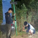 Mahasiswa KKN MAS Kelompok 10 Pasang Plang Penunjuk Arah di Dusun Princi