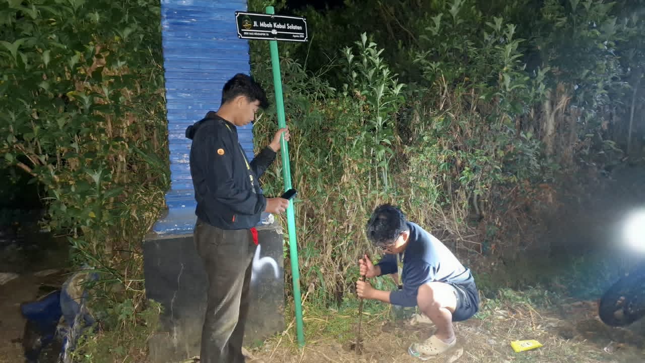 Mahasiswa KKN MAS Kelompok 10 Pasang Plang Penunjuk Arah di Dusun Princi