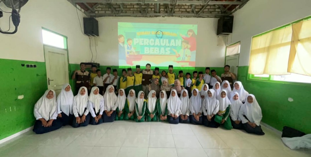 Mahasiswa KKN Umla Ajak Siswa MTs Ma’arif 20 Paloh Bijak Memilih Pergaulan