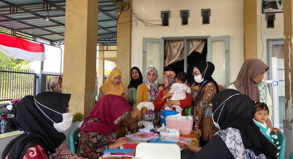 Mahasiswa KKN Umla Turut Dampingi Penimbangan dan Imunisasi Balita di Lohgung