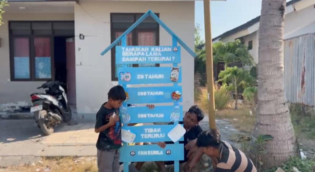 Papan Informasi Penguraian Sampah, Cara KKN Umla Tingkatkan Kepedulian Warga Paloh