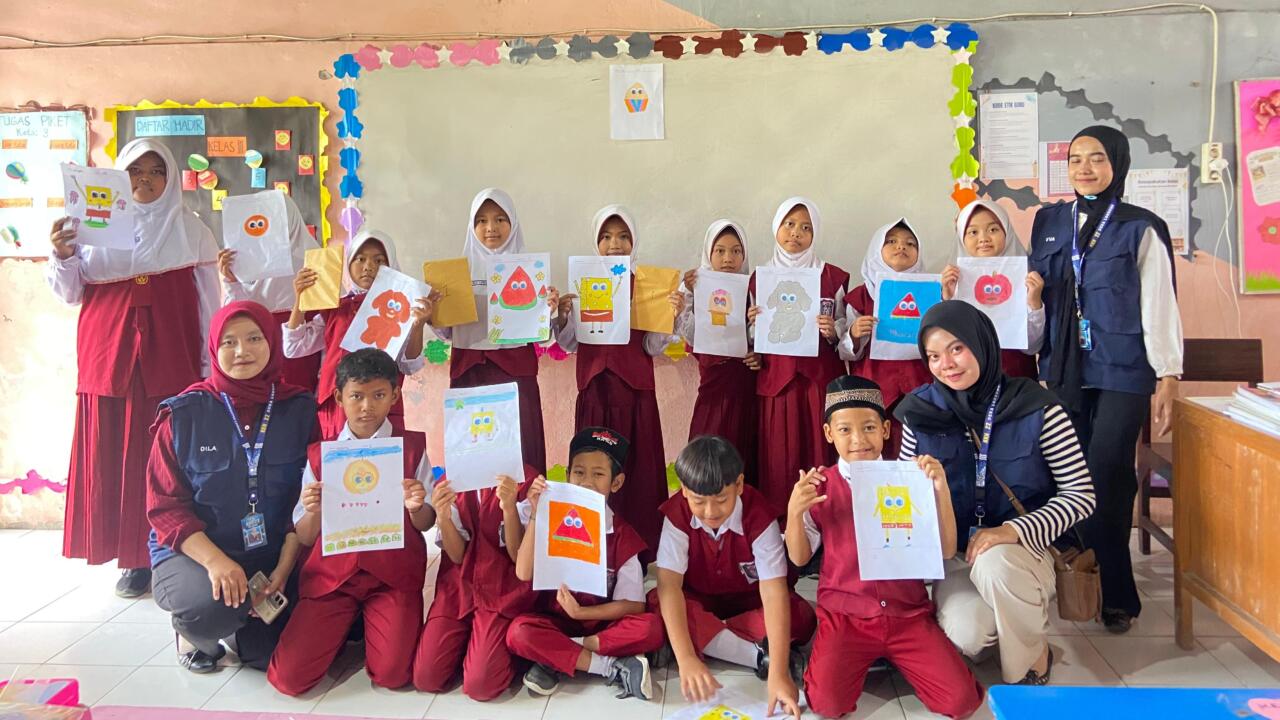 Satu Gambar Mata Jadi Beragam Karya, KKN UMLA Asah Kreativitas Siswa Lohgung