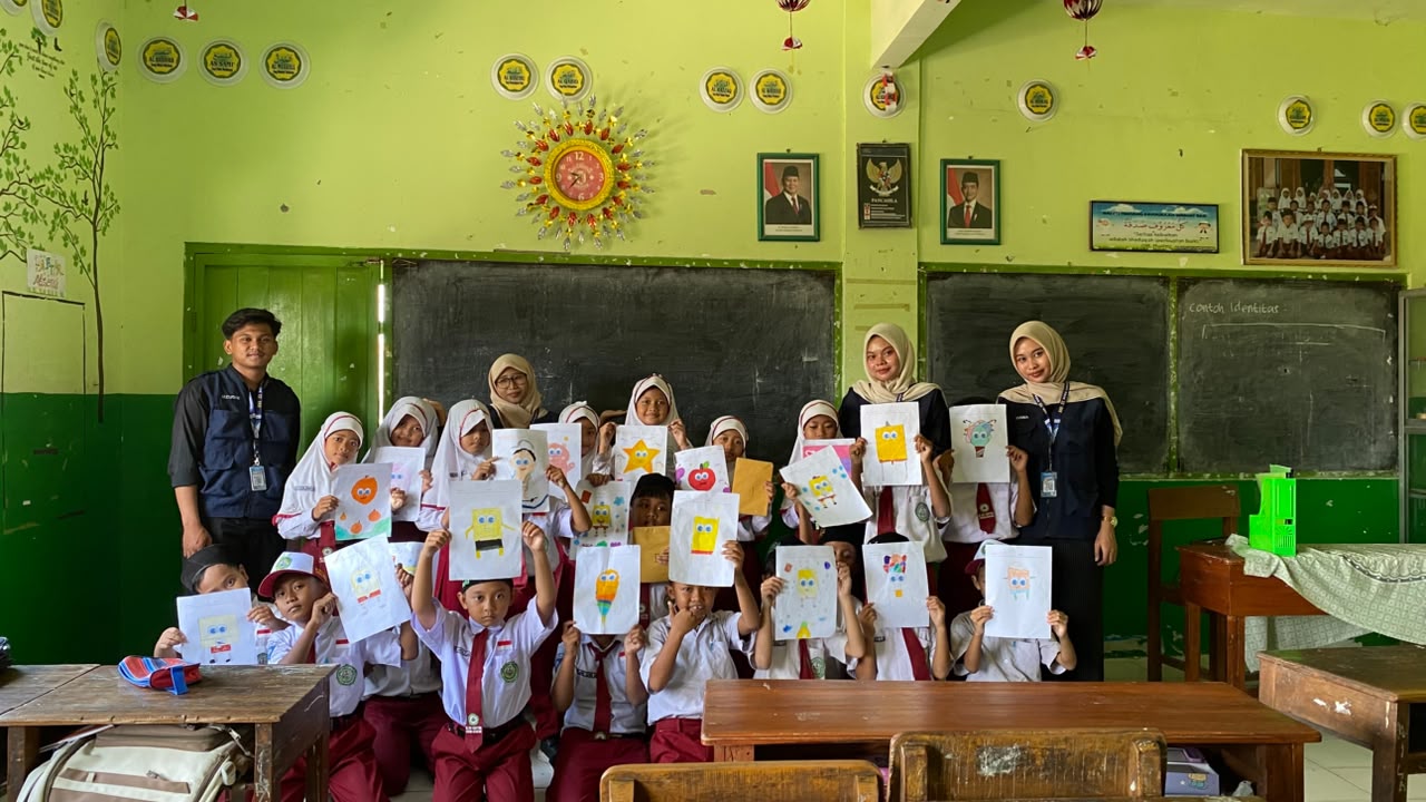 Satu Gambar Mata Jadi Beragam Karya, KKN UMLA Asah Kreativitas Siswa Lohgung