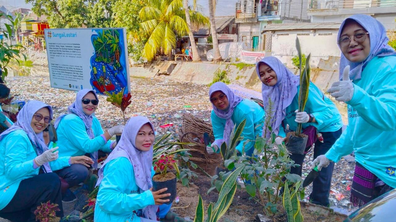 KSH RW 14 Sidotopo Wetan Ikut Kerja Bakti dan Tanam Pohon di Kali Mrutu