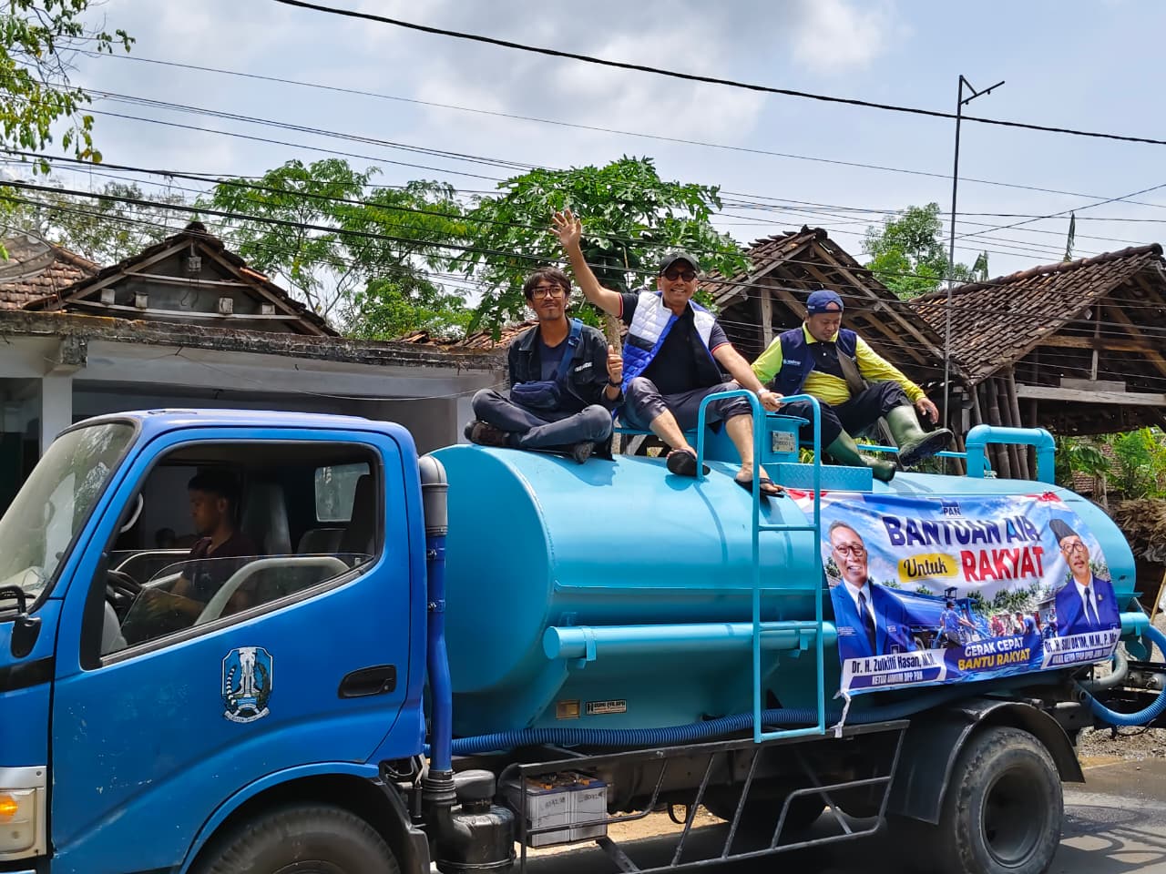 Kekeringan Meluas di 60 Desa Trenggalek, Suli Da’im Salurkan 60 Ribu Liter Air