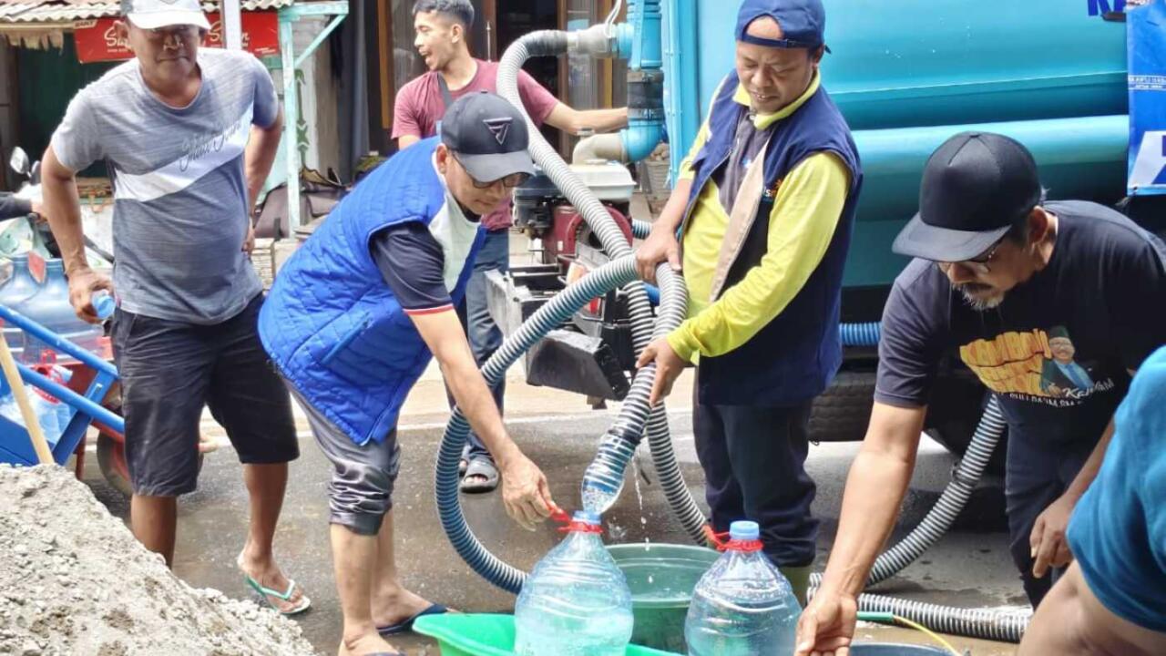 Kekeringan Meluas di 60 Desa Trenggalek, Suli Da’im Salurkan 60 Ribu Liter Air