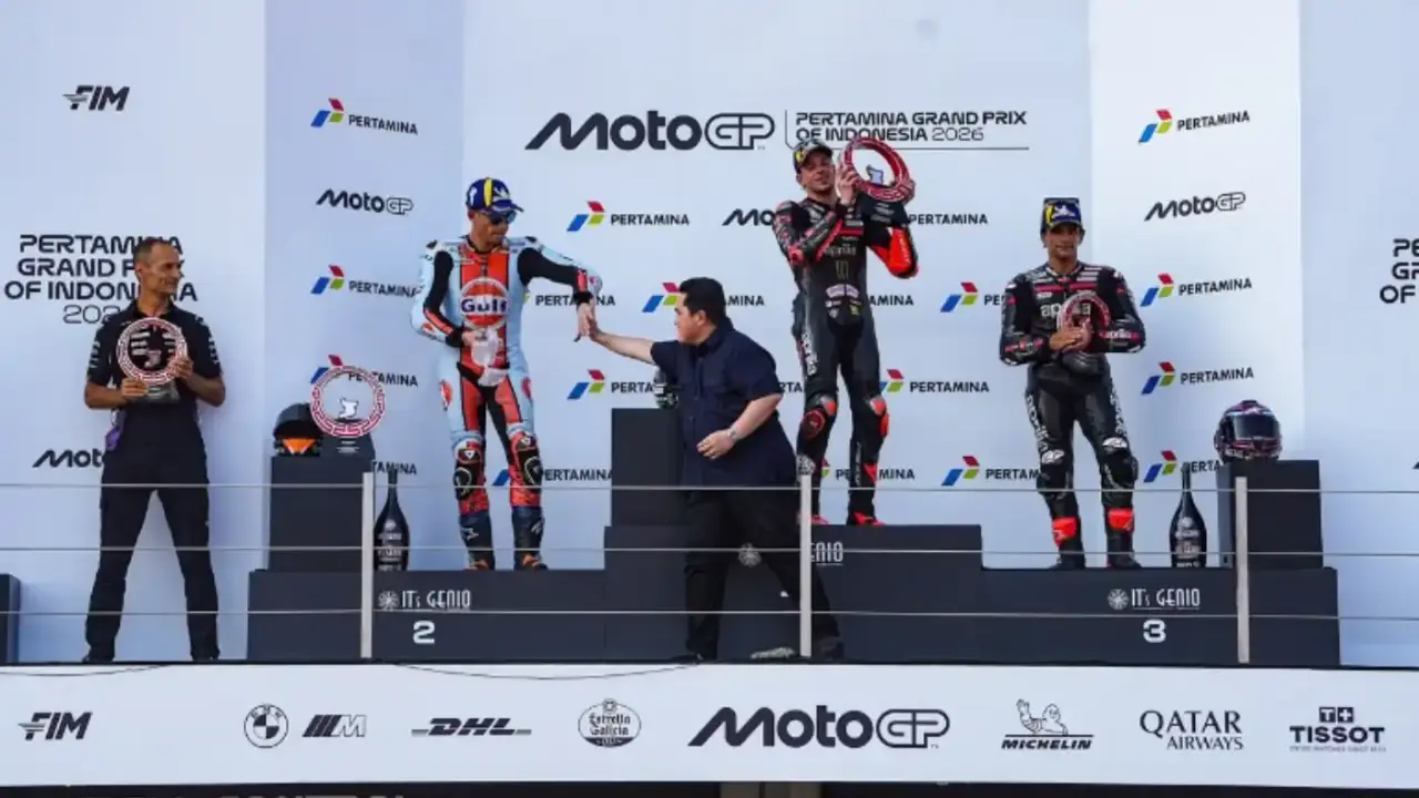 Marco Bezzecchi Juara MotoGP Mandalika 2026, Erick Thohir Serahkan Trofi